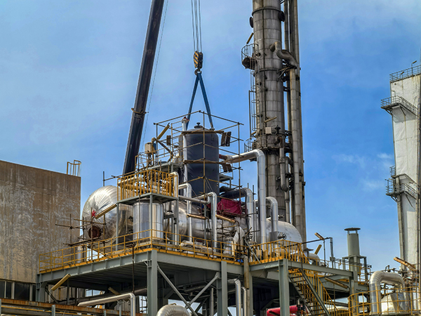 171744871206137529.jpg 4月16日上午11時許,新的除氧頭吊裝到位 600.jpg