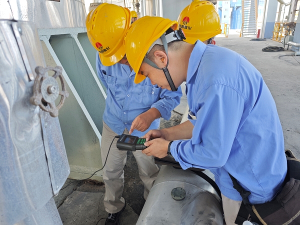 181744936422462913.jpg 4月16日下午,一期大檢修現(xiàn)場(chǎng),計(jì)控電儀部技術(shù)員張智磊正為大家講解校驗(yàn)儀的使用技巧和方法3.jpg