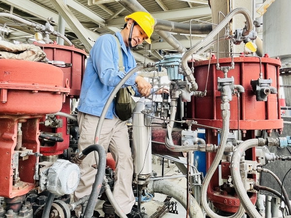 181744936450170374.jpg 4月16日,計(jì)控電儀部?jī)x表工李勝忠正在一期大檢修現(xiàn)場(chǎng)檢修閥門(mén).jpg