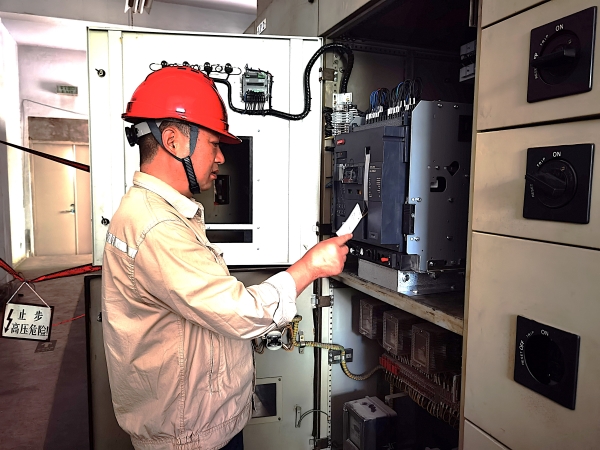 181744936861204640.jpg 王文波部長仔細檢查設備銘牌.jpg