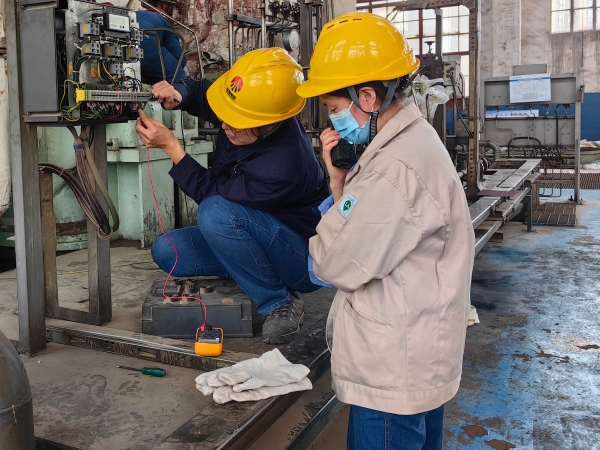 181744937252116356.jpg 一期機組檢修現(xiàn)場,計控電儀部檢修員工在進行機組回路調(diào)校工作(1).jpg