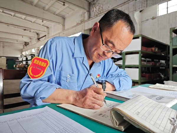 181744953596184878.jpg 劉阿鵬現場登記辦理工器具借用手續.jpg