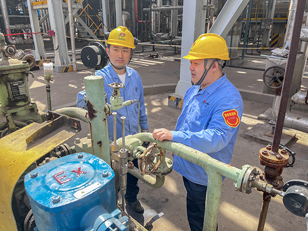 181744960914977292.jpg 新員工高冀跟著師傅李生虎學習.jpg