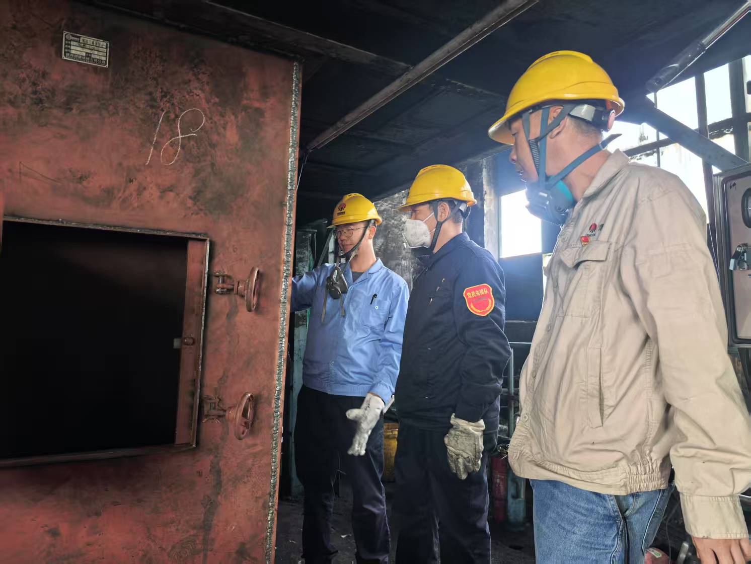 191745057974183635.jpg 大檢修現場-黨員黃保榮、秦寶權、楊峰查看四號轉運站安裝調試情況.jpg