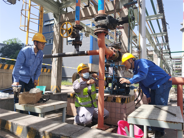 191745060884606081.jpg 車間技術(shù)員達澤龍、梁健與施工方討論630至162管線碰管進展.jpg