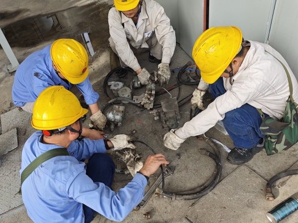 221745287671358486.jpg 一期大檢修現場,計控電儀部技術攻堅專班人員將現場破損、報廢的儀表設備拿回去“二次利用”,變廢為寶1.jpg