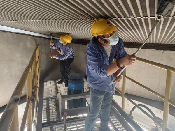201747698397286613.jpg 2025年5月19日,乙二醇車間職工認真清理壓縮機組空冷島管束.jpg