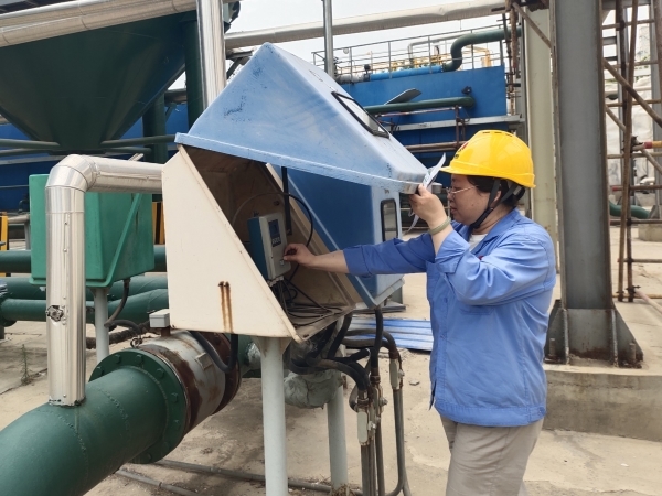 301748560970145193.jpg 5月27日胡燕在460B中水回用裝置區更換計量標識.jpg