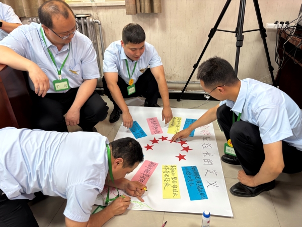 241750731256658766.jpg 班組長學員在認真制作手抄報.jpg