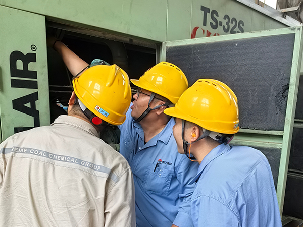 081751933353111444.jpg 7月7日,合成車間技術員對班組進行業務培訓.jpg