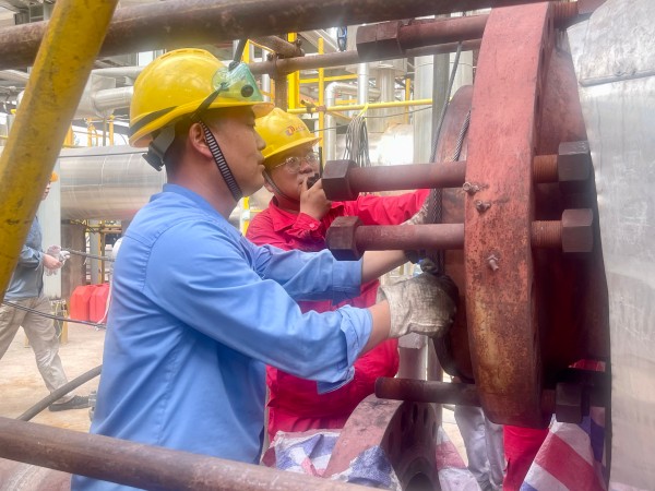 101752104968974622.jpg 檢修現場修造人員和 外協人員協同進行配管對接工作.jpg