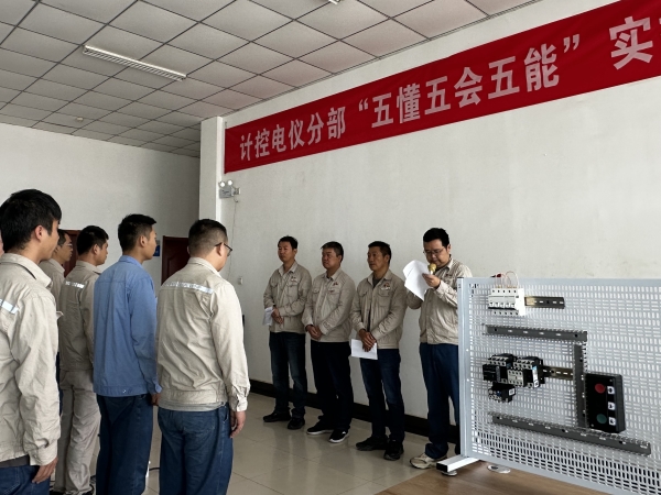 101752130292120419.jpg 電儀分部副部長(zhǎng)賀捷坤宣讀比賽規(guī)則.jpg