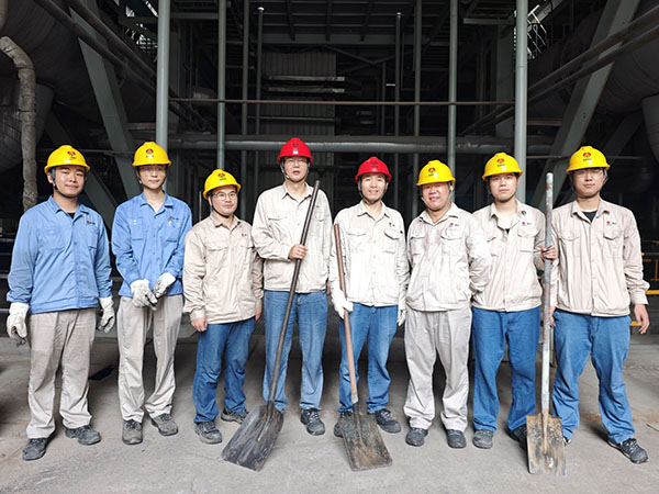 8月8日早上，動力車間組織黨員、團員清理地溝淤泥后，在鍋爐前合影   600.jpg