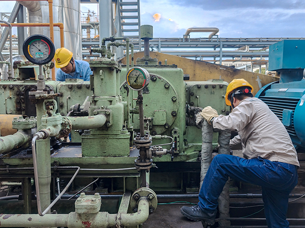 121754959536162125.jpg 8月4日,班組長組織班組人員打掃機泵衛生。.jpg