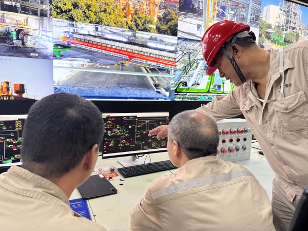 141755133392941617.jpg 技術(shù)人員中控室交流畫面.jpg