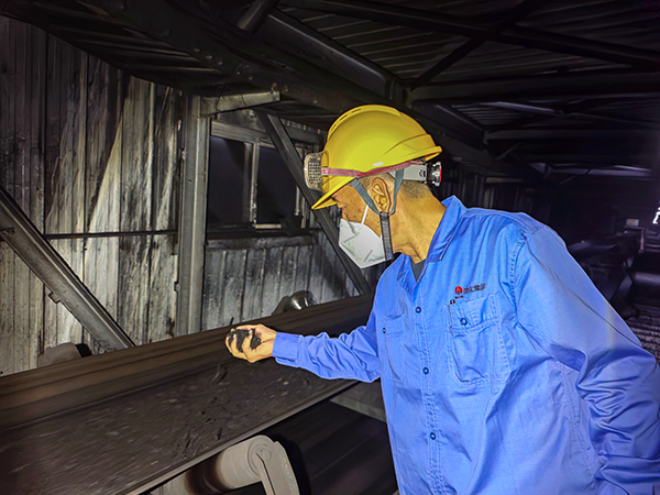 8月14日晚，動(dòng)力車間運(yùn)行一班班長(zhǎng)閆海斌在原料上煤皮帶處查看燃煤情況 (1).jpg