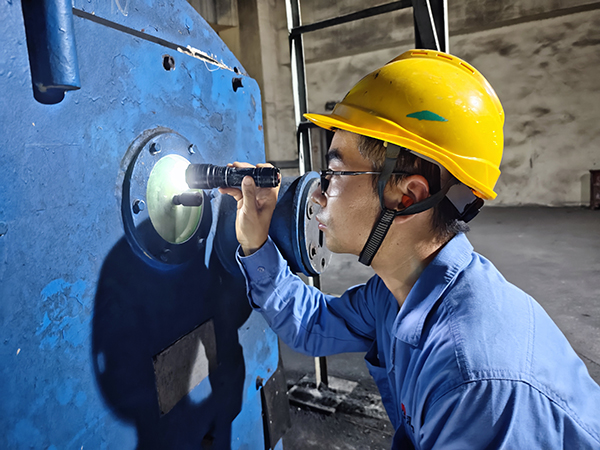 8月14日，動(dòng)力車間三期現(xiàn)場(chǎng)，運(yùn)行人員正在給煤機(jī)處檢查給煤情況 (1).jpg