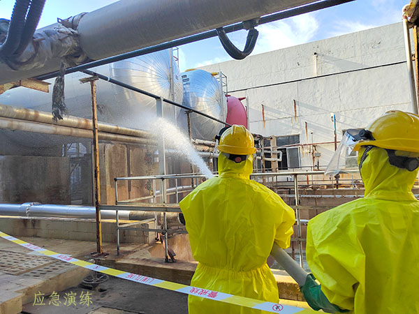 2025.8.19崗位人員用高壓水槍噴淋堿罐泄漏處.jpg