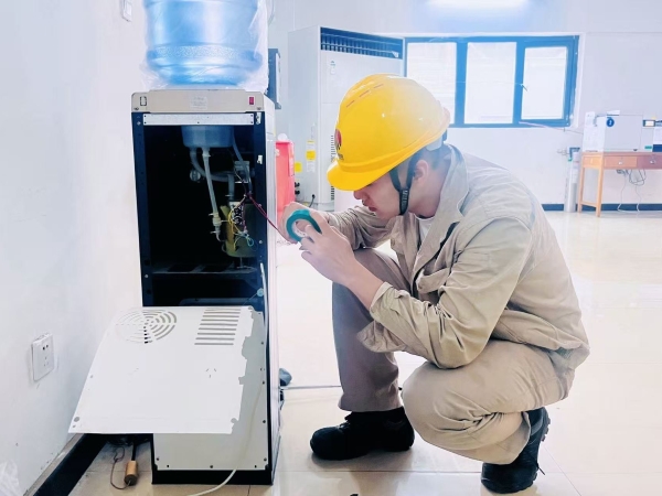 2025年中期檢修，彬州公司電儀分部職工劉鵬遠(yuǎn)修理飲水機(jī).jpg