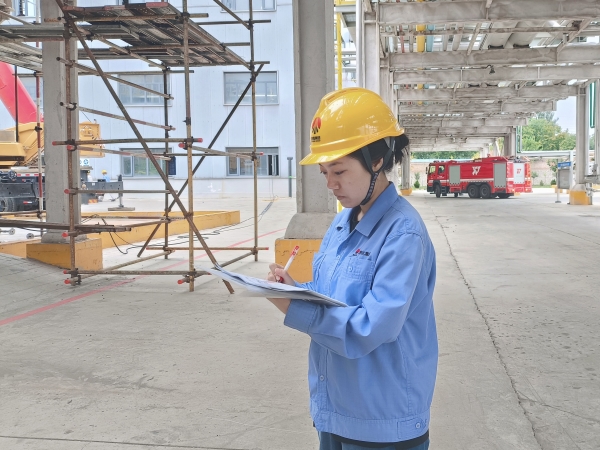 301756520220210140.jpg 2025年彬州公司中修,女職工認真核對作業票.jpg