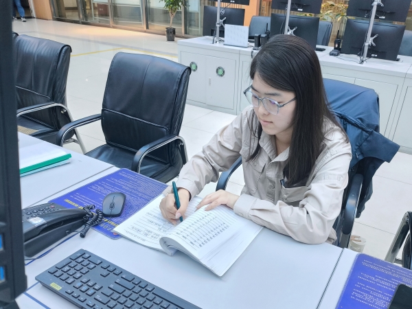 301756520230764503.jpg 2025年彬州公司中修,女職工認真記錄數據.jpg