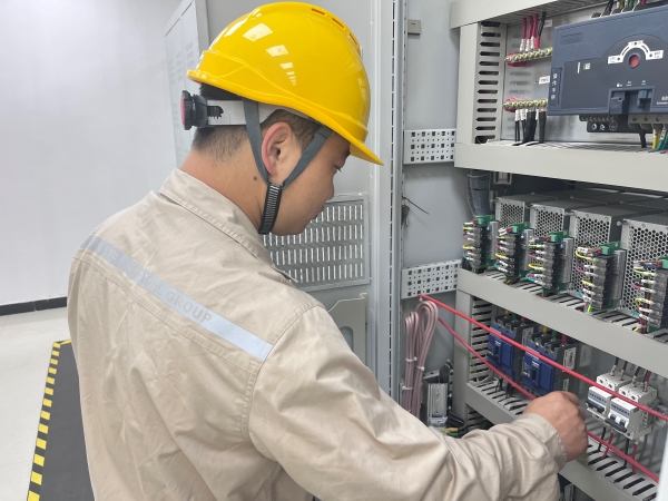 301756522567428542.jpg 檢修人員對二次回路線清灰緊固檢查.jpg