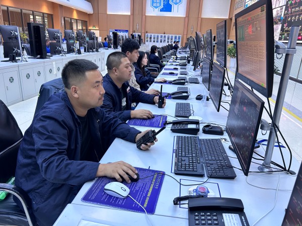 301756523721143440.jpg 2025彬州公司中修,蒸汽管網(wǎng)及發(fā)電機(jī)順利投運(yùn),中控人員認(rèn)真監(jiān)盤.jpg