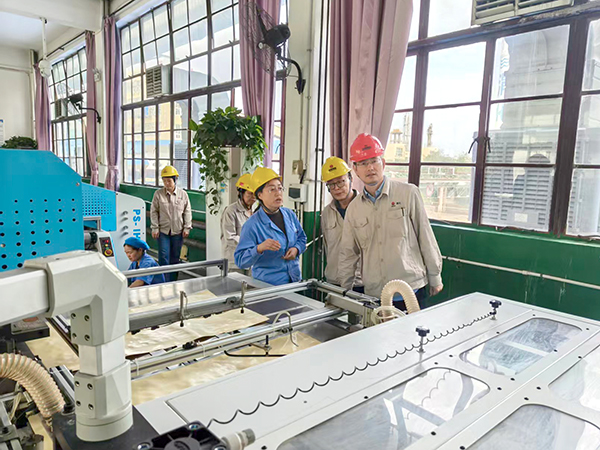 黨支部書記帶隊的小組對生產(chǎn)流程細致排查   600.jpg