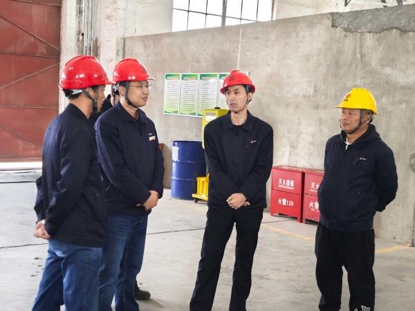 051762353409192199.jpg 11月5日,公司領導任黨宏深入庫房檢查 (2)(1).jpg