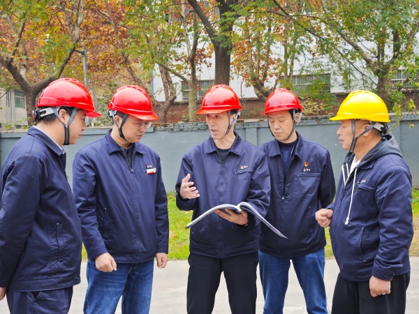 051762353421433578.jpg 11月5日,公司領導任黨宏深入庫房檢查 (1)(1) 600.jpg