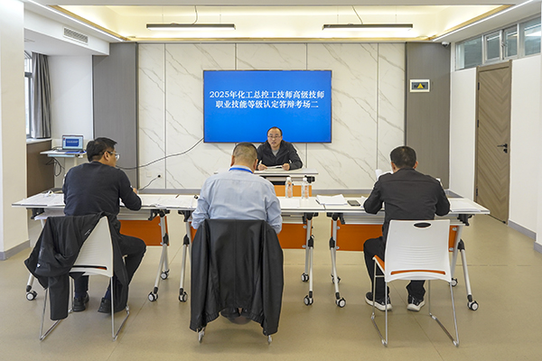 071762501498117957.jpg 論文答辯現場 600.jpg