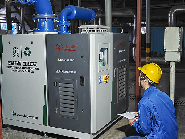 071762502895913174.jpg 操作人員檢查磁懸浮風(fēng)機(jī)運(yùn)行情況,記錄運(yùn)行數(shù)據(jù).jpg