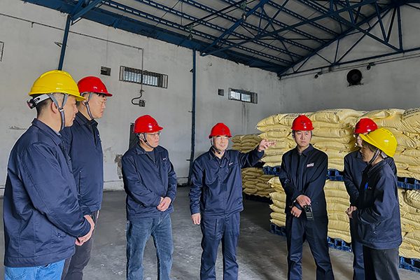 071762507386106888.jpg 11月6日上午,公司總工程師馬軍忙深入現(xiàn)場開展安全專項檢查,圖為硫磺庫 (1).JPG