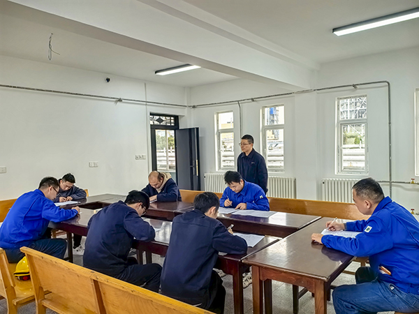 141763110589119787.jpg 2025年11月13日下午,物料車間班組長常用安全生產(chǎn)標(biāo)準(zhǔn)規(guī)范匯編學(xué)習(xí)筆答考試現(xiàn)場。.jpg