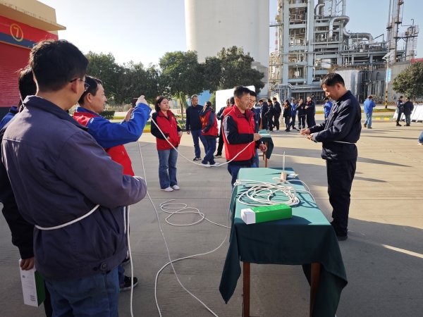 281764292007105478.jpg 11月27日,在計控電儀部副部長沈敬輝的帶領下,員工們積極參與逃生繩結“生死時速”活動.jpg