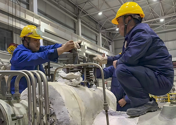 肖睿與車間技術(shù)員在調(diào)節(jié)閥處架設(shè)百分表  600.jpg