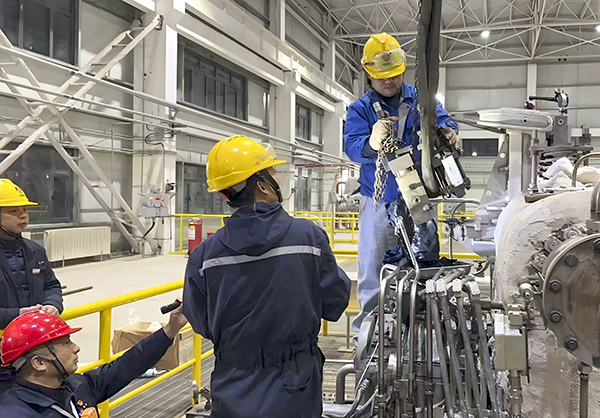 李旭東與肖睿吊裝舊油動(dòng)機(jī)  600.jpg